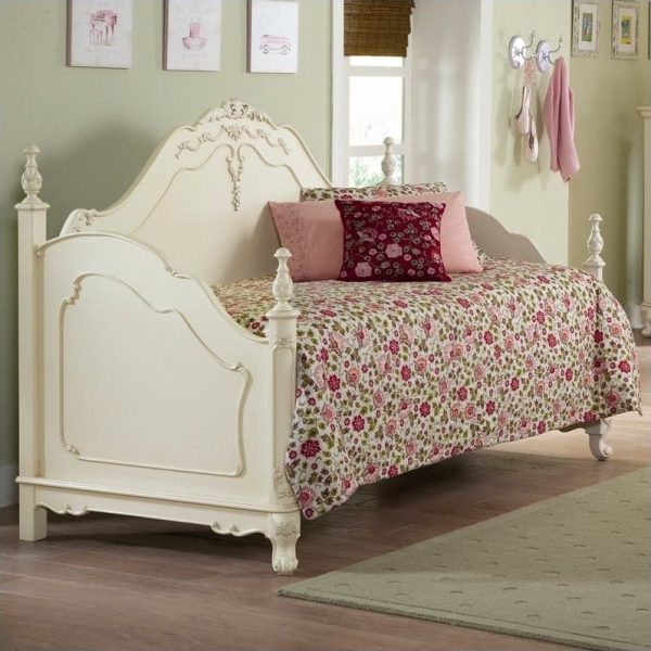 Daybed Klasik Ukir Jepara