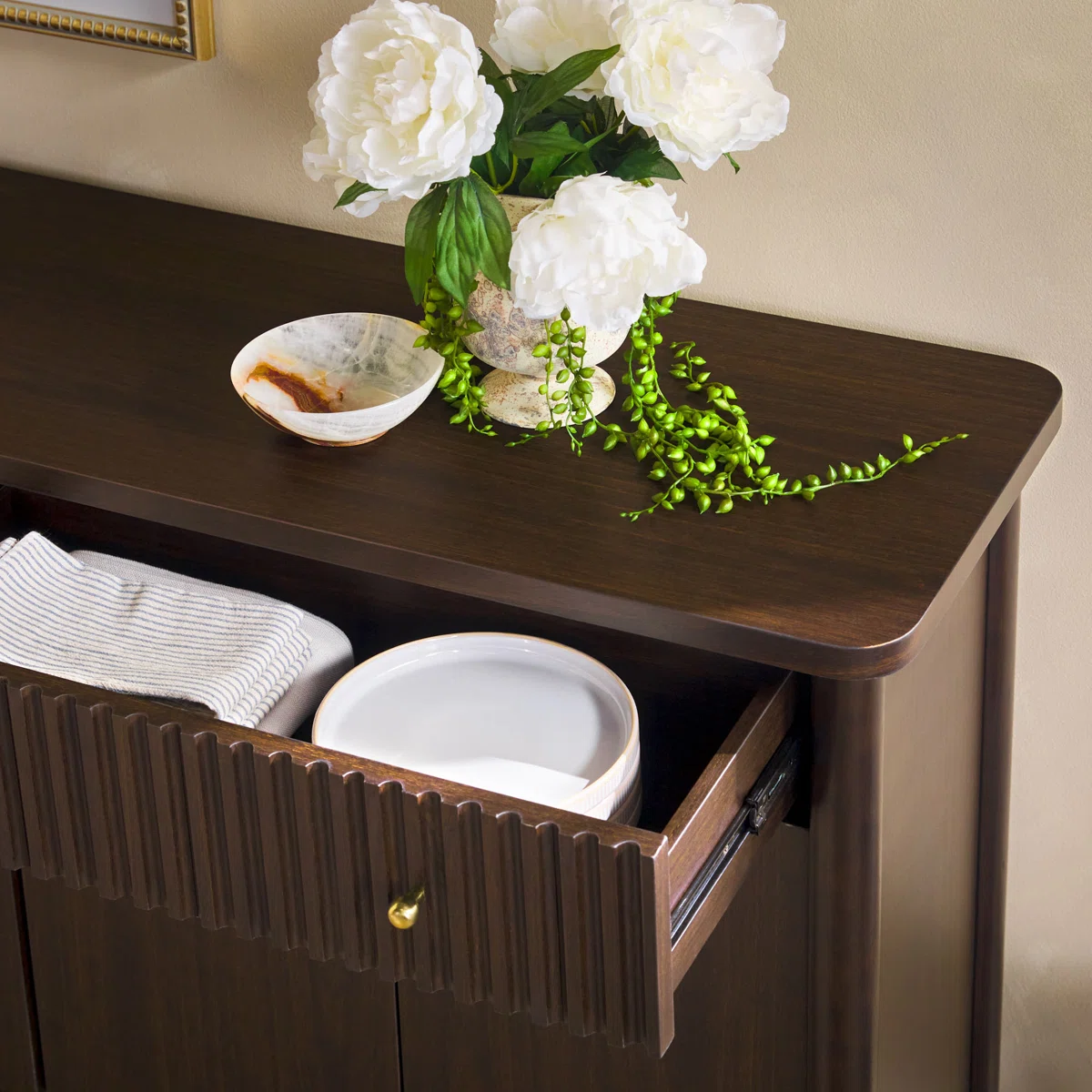 Aleric Lemari Kabinet Desain Unik Kayu Jati4